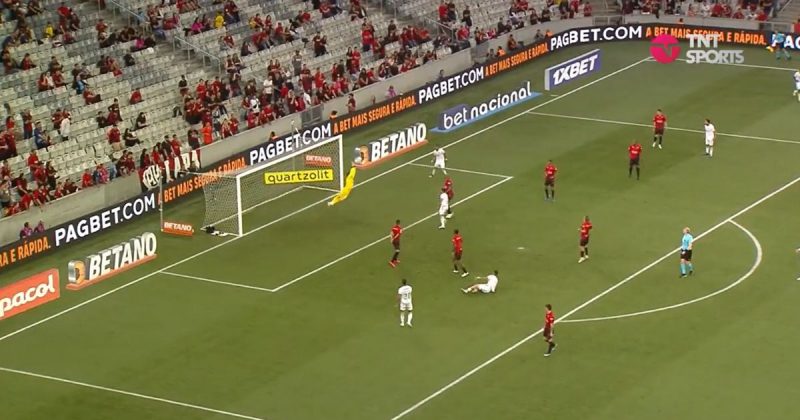 goleiro do Athletico, Bento voa na bola após finalização de bicicleta e evita o gol do América-MG contra o Furacão