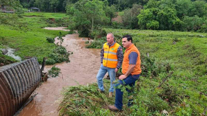 A Defesa Civil atua para atender a comunidade atingida e amenizar os danos causados pelo temporal.&nbsp; – Foto: Defesa Civil/Reprodu&ccedil;&atilde;o/ND