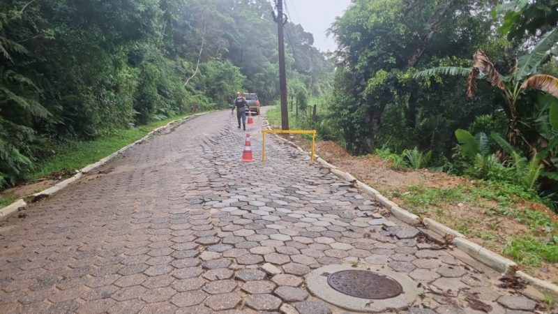 Houve risco de deslizamento na rua que d&aacute; acesso ao Morro da Cruz – Foto: Prefeitura de Itaja&iacute;/Reprodu&ccedil;&atilde;o/ND