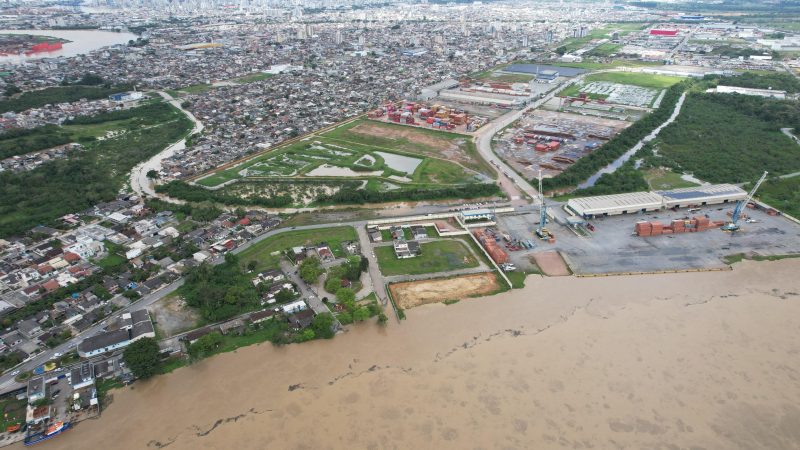 Imagem aérea de Itajaí com alagamentos causados pelas chuvas
