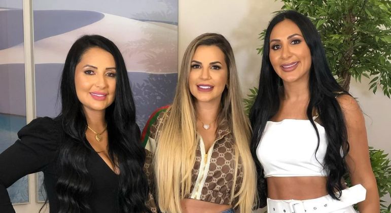 Deolane Bezerra com as irmãs Dayanne a direita e Daniele a esquerda - Reprodução/Instagram