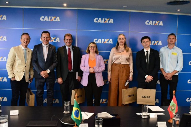 Deputados catarinenses em encontro com a presidente da Caixa – Foto: Divulga&ccedil;&atilde;o