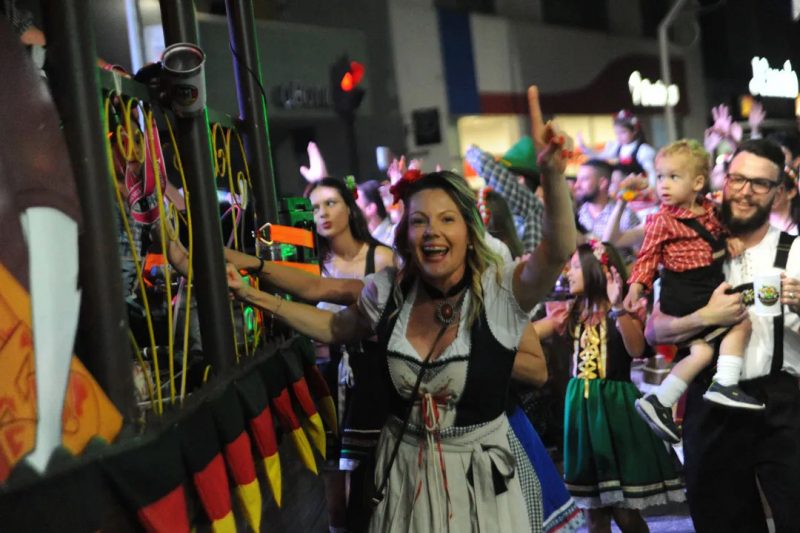 Desfile leva milhares de pessoas &agrave; rua em Brusque durante a Fenarreco – Foto: Prefeitura Municipal de Brusque/Divulga&ccedil;&atilde;o