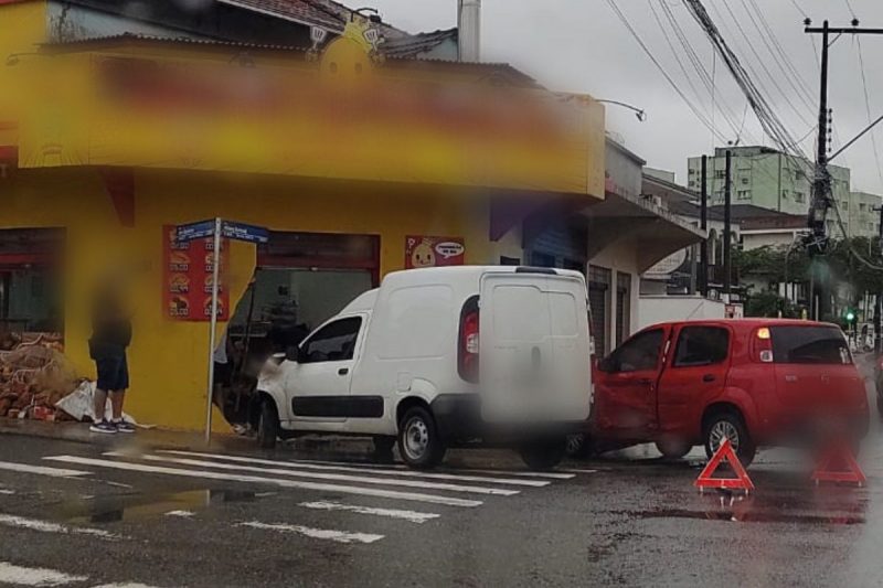Carro desgovernado invadiu estabelecimento 