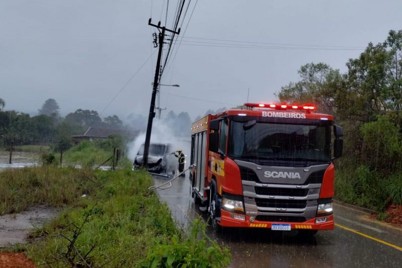 Van foi consumida pelo fogo 