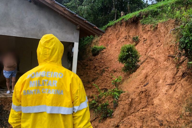 Risco de deslizamento é monitorado pela Defesa Civil 