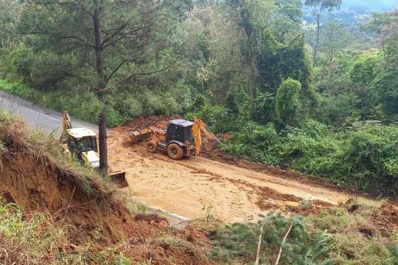 Deslizamento interditou totalmente rodovia 