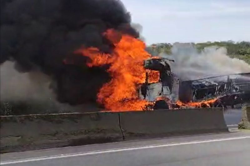 Incêndio destruiu veículo 