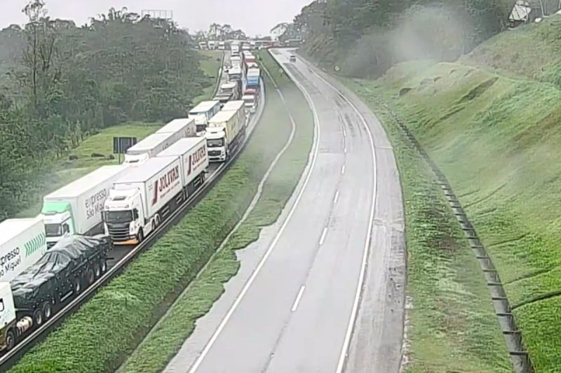 BR-376 está totalmente bloqueada