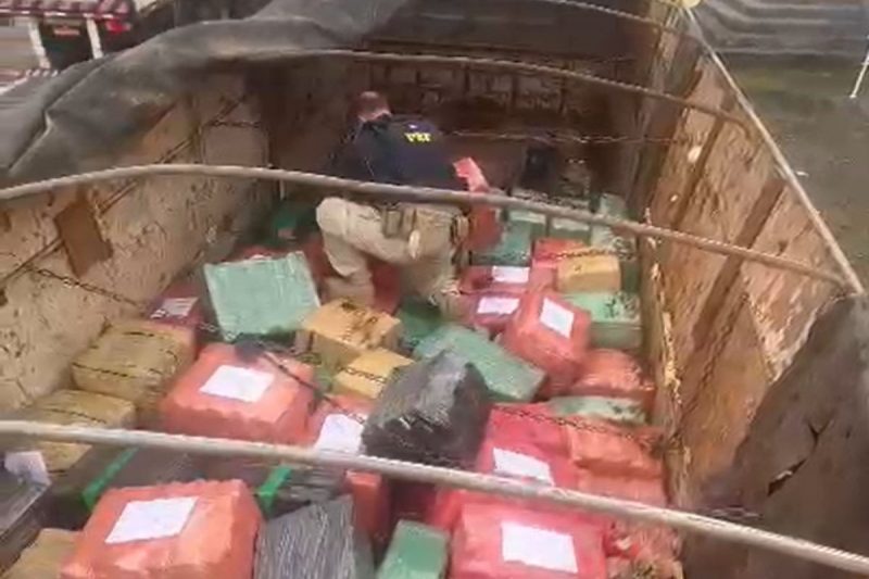 Droga foi localizada em carreta do MS – Foto: PRF/Reprodu&ccedil;&atilde;o/ND