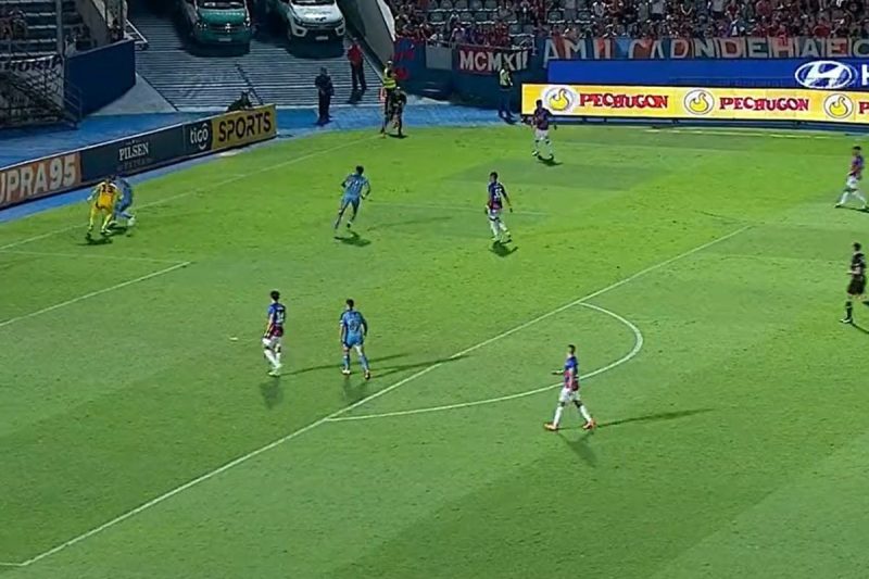 Goleiro brasileiro deu "presente" para atacante em jogo do Cerro Porteño contra o Resistencia