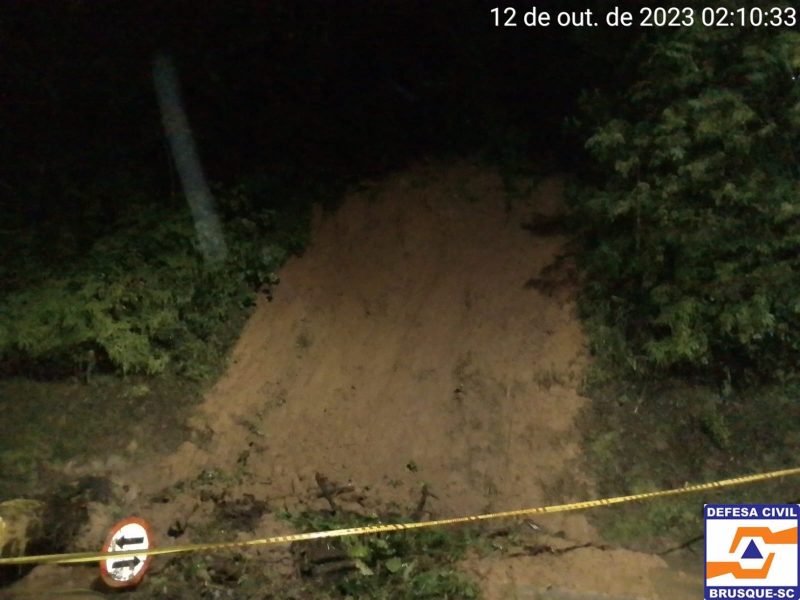 Brusque registrou um deslizamento na madrugada desta quinta-feira (12), no Centro da cidade – Foto: Defesa Civil Brusque/Reprodu&ccedil;&atilde;o