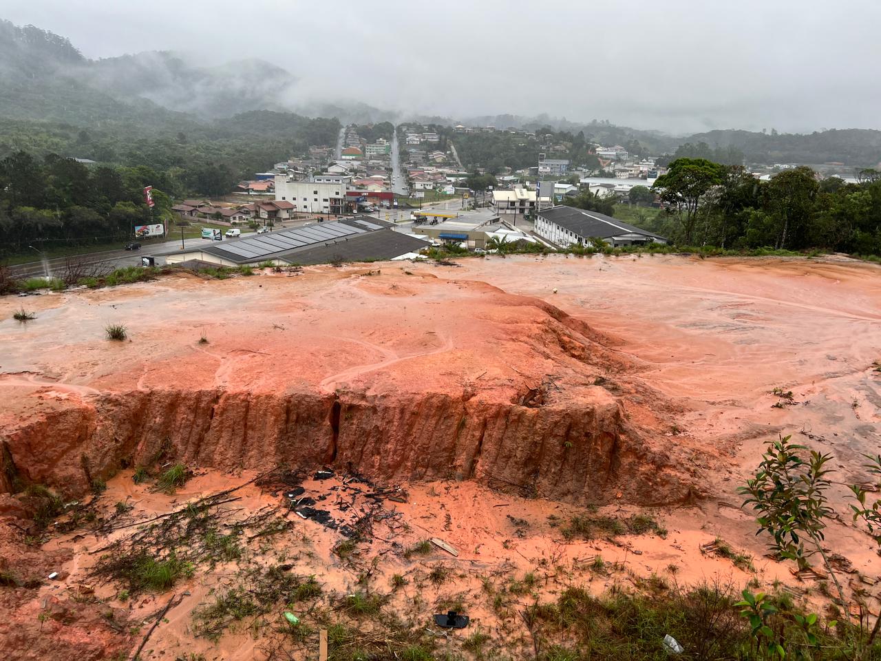 Chuva intensa provoca abertura de cratera na BR-280 na Serra do Corupá