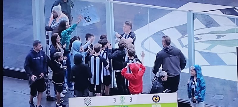 Guilherme Pato quebrou o protocolo e deu aten&ccedil;&atilde;o para o jovens torcedores do Figueirense – Foto: MB TV/reprodu&ccedil;&atilde;o/ND