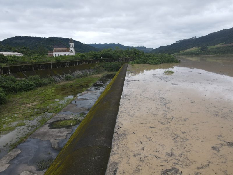 Risco de chuva intensa causa fechamento de comportas das barragens no Alto Vale 