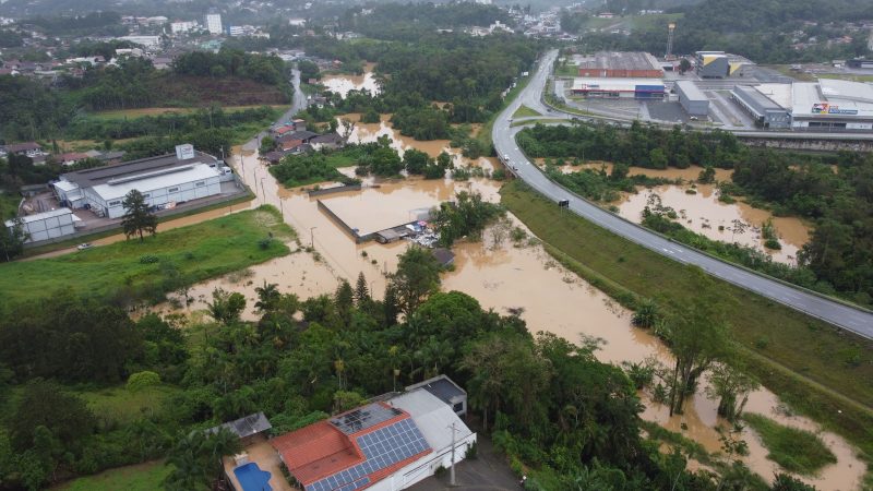 Acompanhe ao vivo a atualização - Em Blumenau, mais de 100 pessoas estão desabrigadas após enchente registrada na madrugada deste domingo (8)