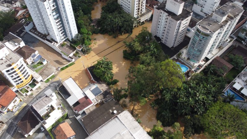 Blumenau registrou diversas enchentes em sua história e adotou protocolos para evacuar moradores antes de serem atingidos pelas águas 