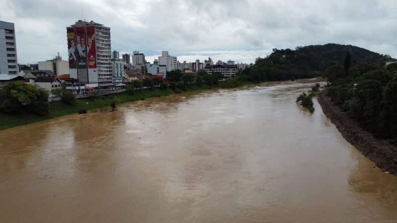 Imagem de drone revela a situação do Rio Itajaí-Açu em Blumenau no último dia 7 de outubro, durante enchente - Foto: Arquivo/Erison Krueger/ND