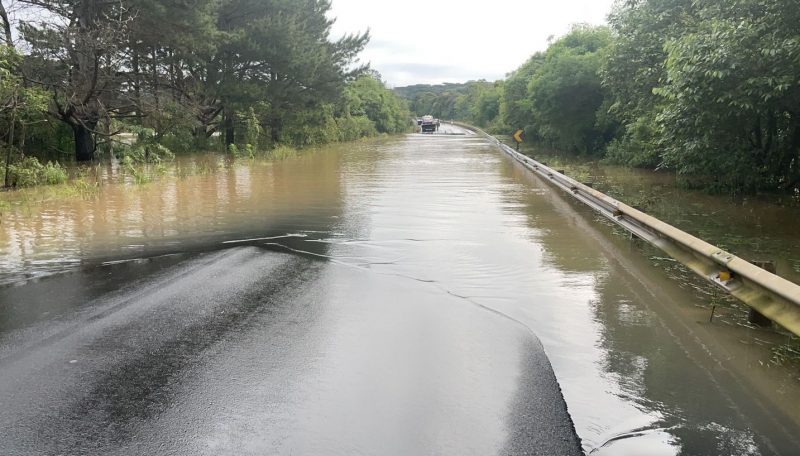 Lâmina d’água de mais de 40 cm está cobrindo o asfalto, o que impossibilita a passagem de veículos, principalmente à noite &#8211; Foto: DNIT/Divulgação/ND