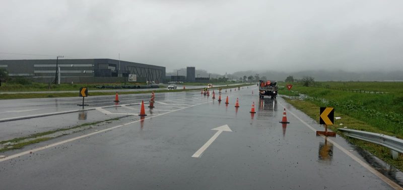 &Aacute;gua na pista fez com que trecho no km 10 da BR-470 fosse desviado – Foto: DNIT/Reprodu&ccedil;&atilde;o/ND
