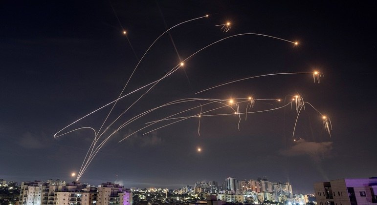 Domo de Ferro de Israel intercepta mísseis lançados a partir de Gaza em estado de guerra