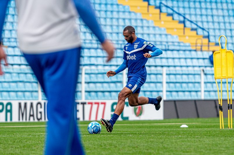 Zagueiro Douglas Bacelar em treino do avaí