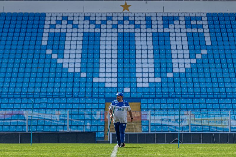 Eduardo Barroca durante treino do Le&atilde;o da Ilha – Foto: Leandro Boeira/Ava&iacute; F.C/ND