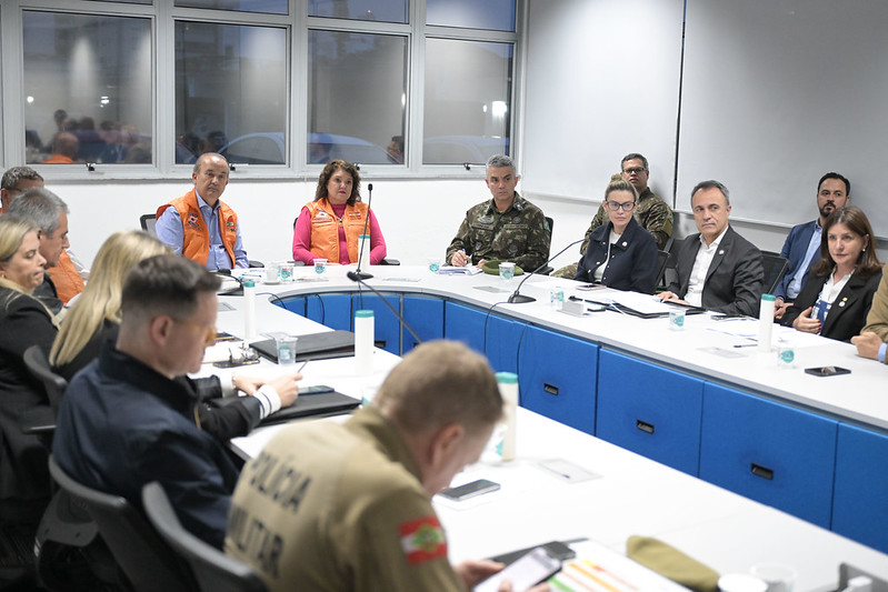 Uma equipe do comando geral fica na sede da Defesa Civil de Santa Catarina direcionando as a&ccedil;&otilde;es conjuntamente com a coordena&ccedil;&atilde;o do coronel Fabiano de Souza – Foto: Eduardo Valente/GOVSC