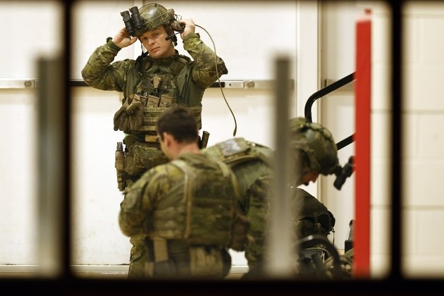 Atirador reservista do exército é caçado por policiais - na foto, alguns membros da equipe tática dos EUA após buscas pelo suspeito