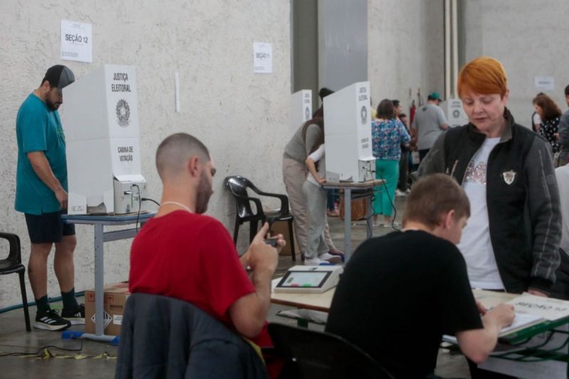 Eleitora vota na eleição doa Conselho Tutelar de Joinville