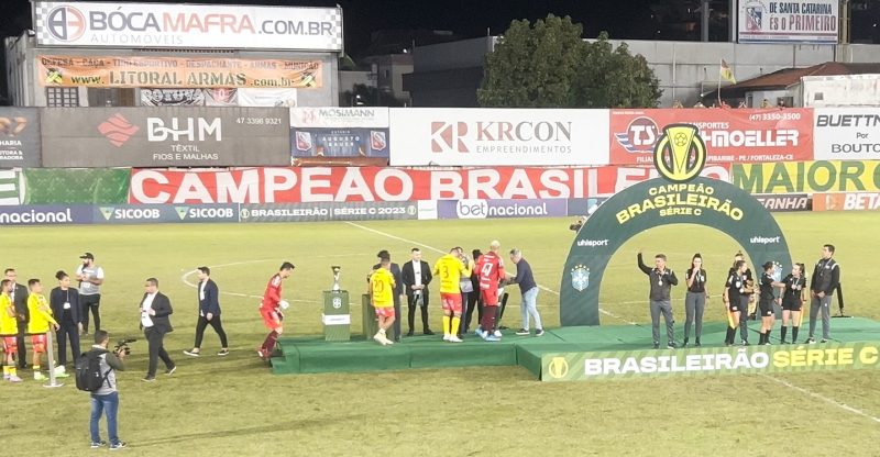 Antes de jogo do Brasil, torcida entra no clima com pintura no