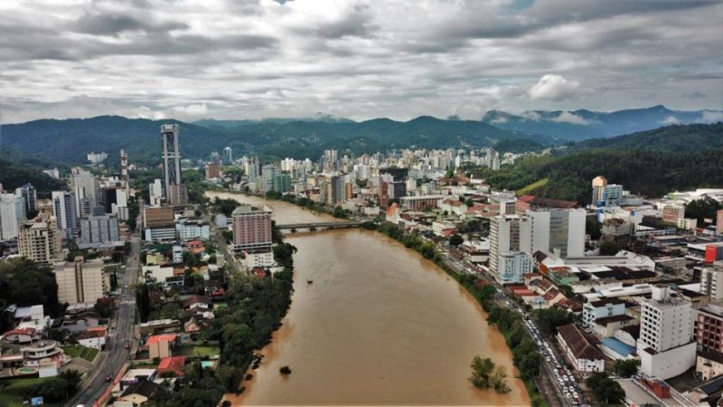 O n&iacute;vel do rio Itaja&iacute;-A&ccedil;u passou dos 8m perto do meio-dia – Foto: Eraldo Schnaider/Prefeitura de Blumenau/Divulga&ccedil;&atilde;o/ND