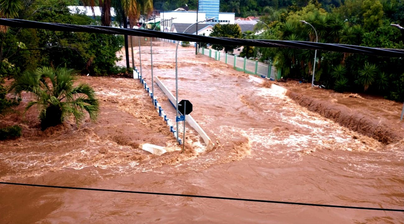 Rio Erval saiu do leito e invadiu a área central do município - Prefeitura de Erval Velho/ND
