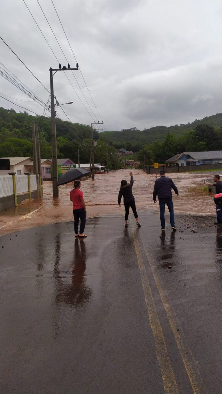 Pessoas ficaram ilhadas devido a chuva intensa. - Corpo de Bombeiros/Reprodução/ND