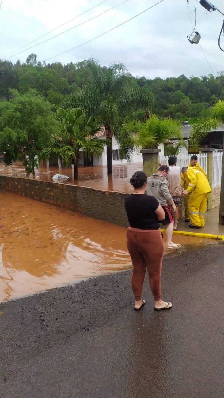 Os Bombeiros e a Defesa Civil atuam para atender as vítimas. - Corpo de Bombeiros/Reprodução/ND