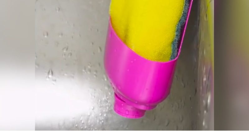 Esponja molhada dentro de uma garrafa pet cortada