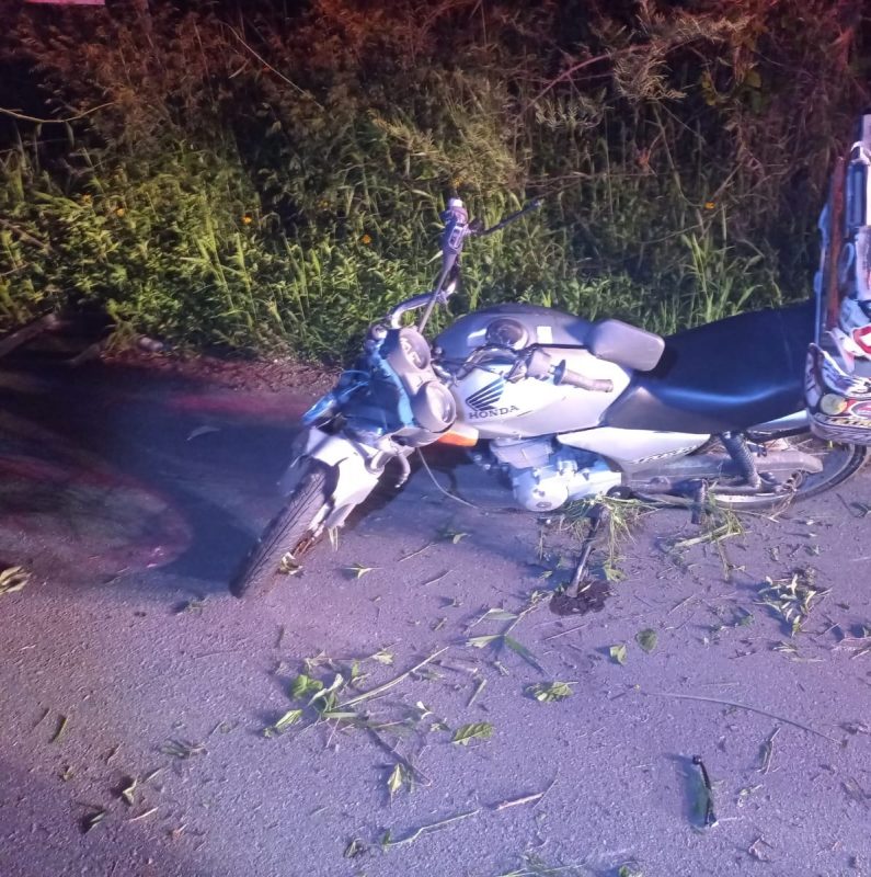 Pol&iacute;cia Militar Rodovi&aacute;ria e bombeiros confirmaram a morte do piloto da moto ap&oacute;s colis&atilde;o na noite desta segunda-feira (9) – Foto: PMRv-SC/Divulga&ccedil;&atilde;o/ND