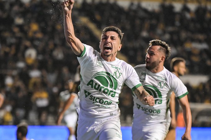Chapecoense vence e respira