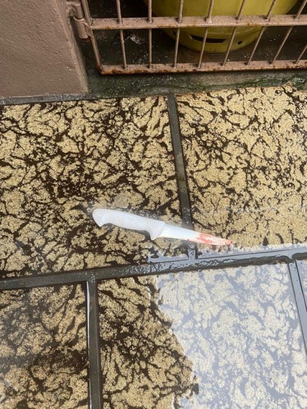 na imagem, faca ensanguentada com cabo branco, arma utilizada no feminicídio de Itajaí, que acabou com mulher morta e homem gravemente ferido