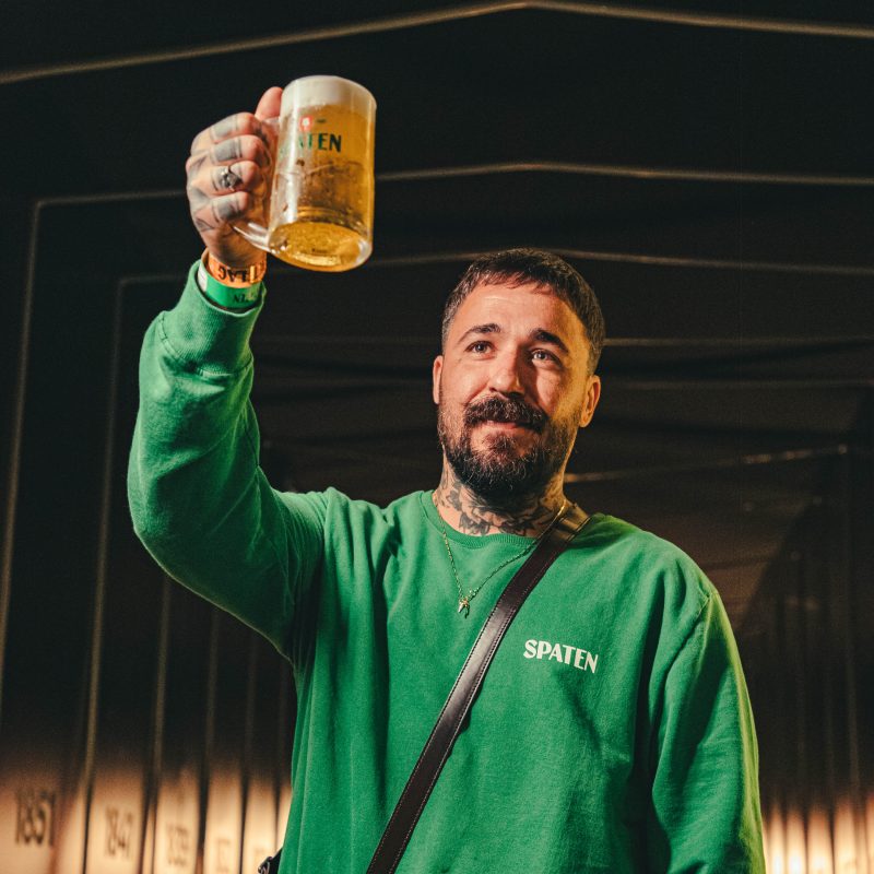 Leo se encantou pela culin&aacute;ria presente no camarote da Spaten – Foto: Noize/Divulga&ccedil;&atilde;o ND