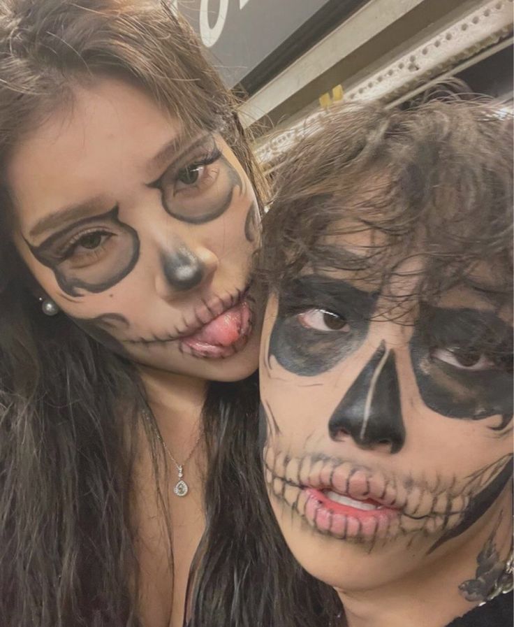 Casal vestindo uma fantasia de halloween de caveira