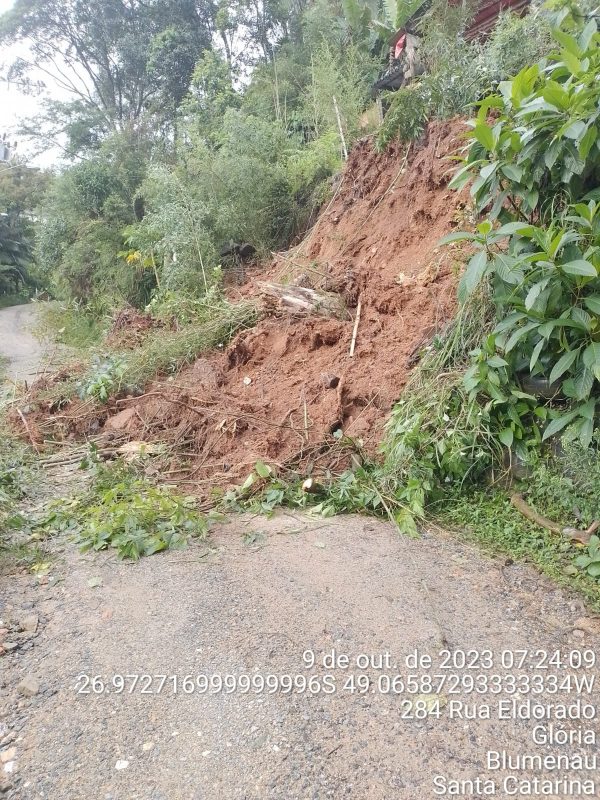 Rio Itaja&iacute;-A&ccedil;u j&aacute; chegou a sair da calha em pontos da &aacute;rea central da cidade nesta segunda-feira (9) – Foto: Defesa Civil Blumenau/Divulga&ccedil;&atilde;o/ND