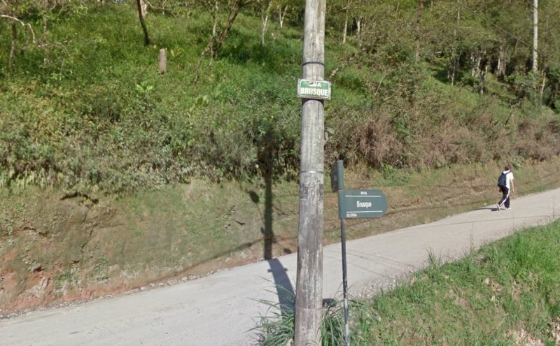 Assaltante foi detido na rua Brusque após perseguição contra carro roubado na noite de sexta-feira (29) - Foto: Google Street View/Divulgação/ND