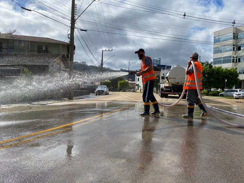 Equipes atuaram na limpeza das ruas da &aacute;rea central da cidade durante esta segunda-feira (9) – Foto: Prefeitura de Presidente Get&uacute;lio/Divulga&ccedil;&atilde;o/ND