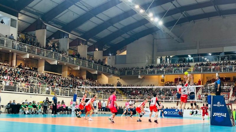 Joinville Vôlei e Blumenau se enfrentam neste sábado (9)