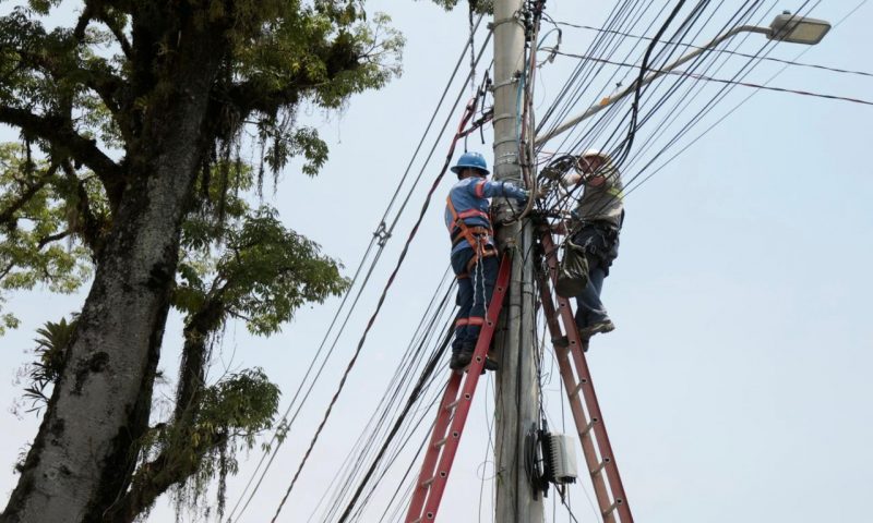 Um caminhão enroscou em fios de eletricidade.