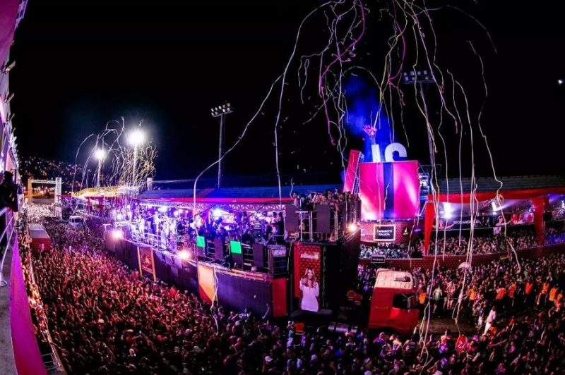 Trio elétrico passando em meio ao público do Folianópolis