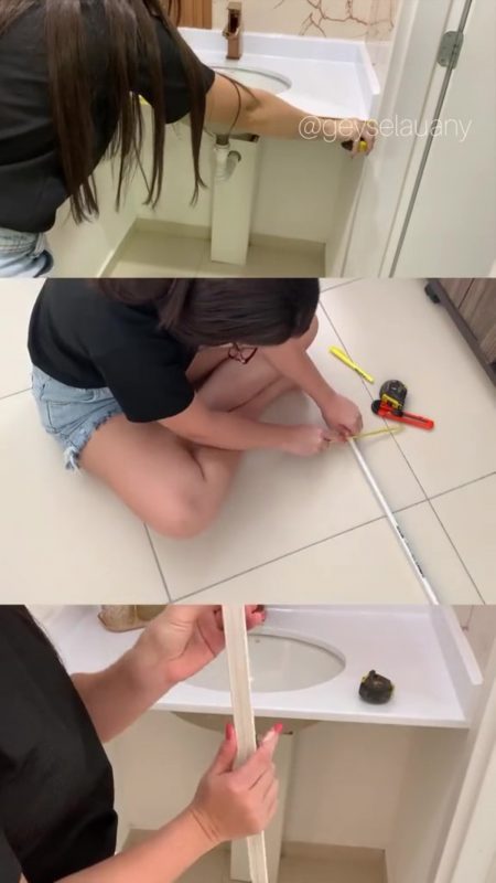 Na foto aparece uma mulher medindo e cortando caneleta de PVC