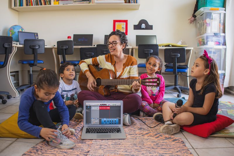 A professora uniu cultura e tecnologia para criar o "Pão de Cast", podcast musical