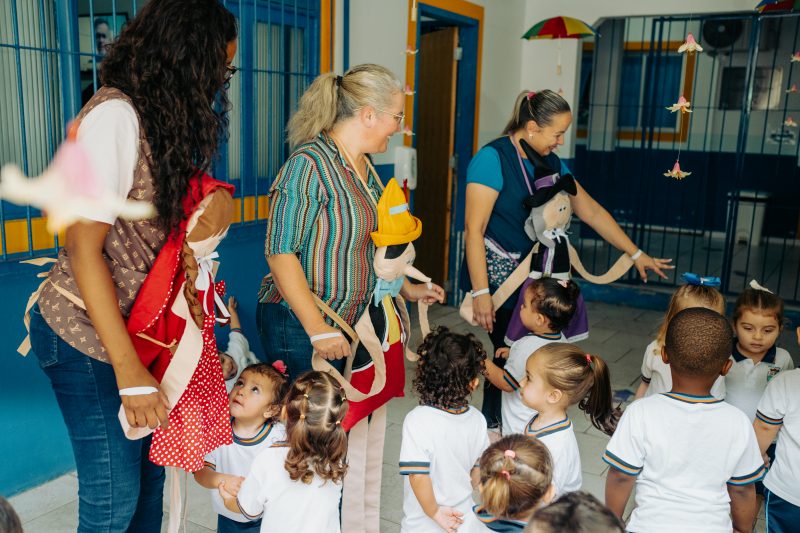 Transformar a leitura em algo palpável para os pequenos pode ser um desafio, mas as professoras do CMEI Professora Maria das Neves Emílio encontraram uma solução 